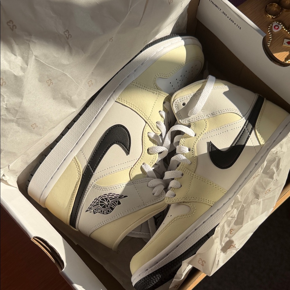 Nike High-Top Sneakers in Black and Yellow